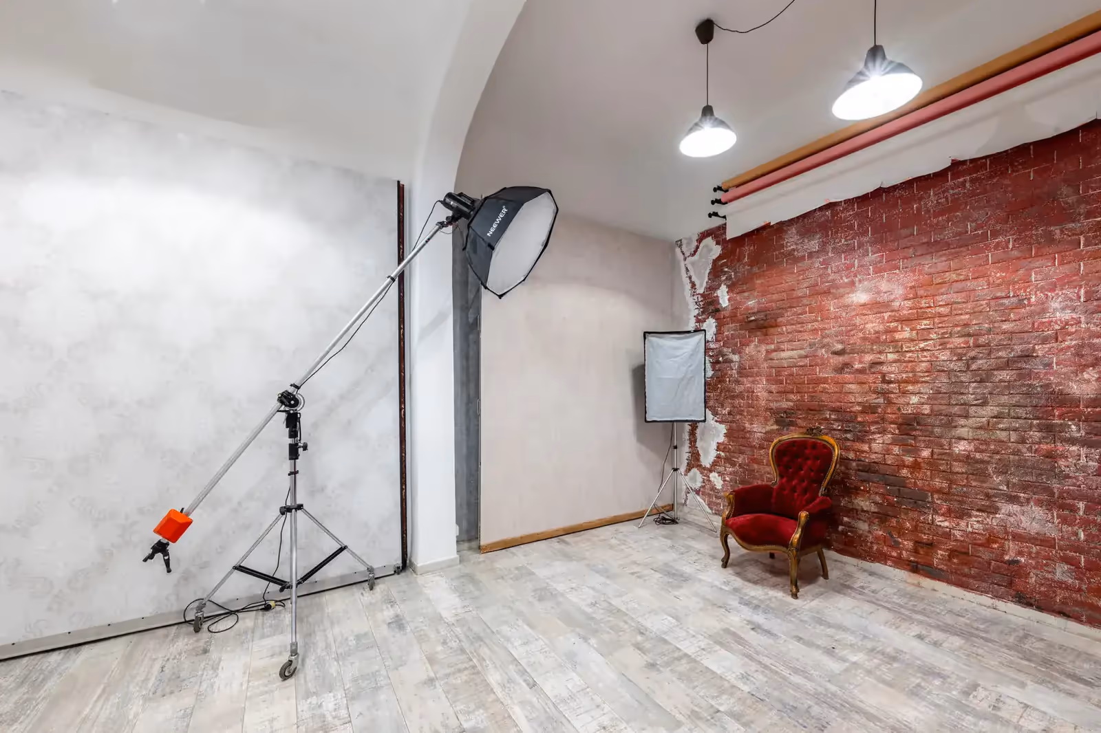 Sala posa con muro in mattoni rossi e poltrona vintage.