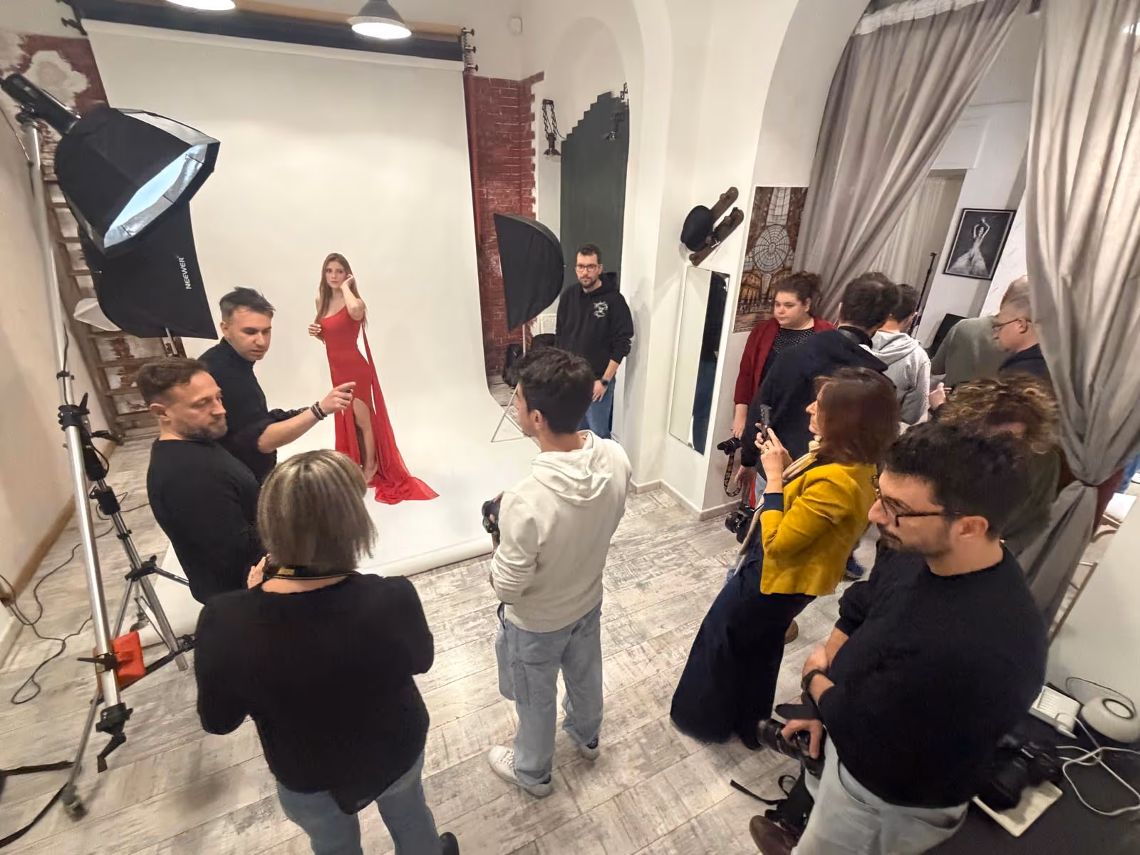 Lezione pratica in sala posa con modella e gruppo