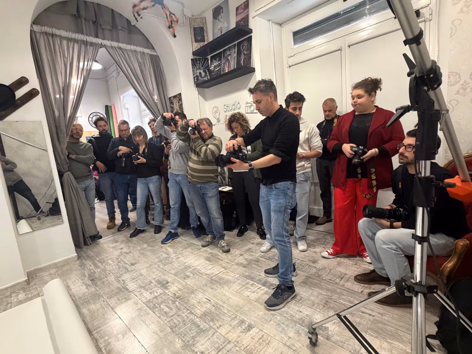 Partecipanti al lavoro con le fotocamere in studio