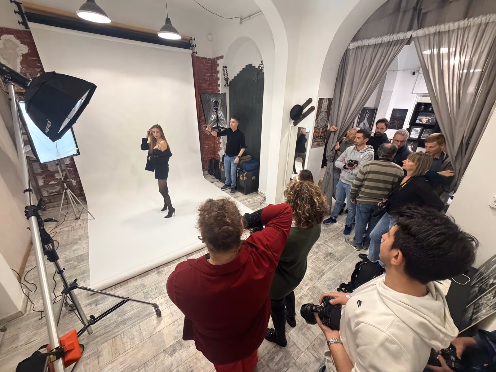 Gruppo al lavoro durante uno shooting in sala posa