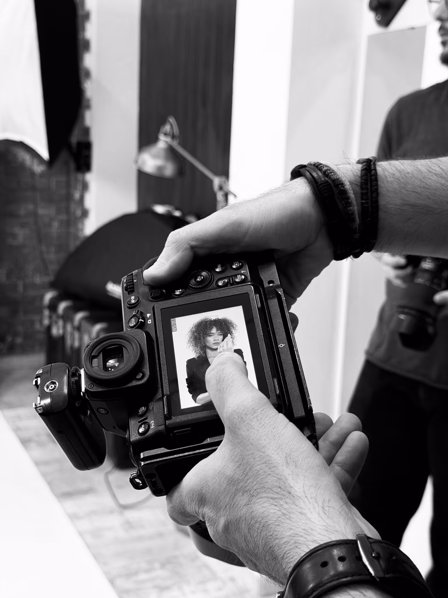 Dettaglio della revisione di una fotografia sul display