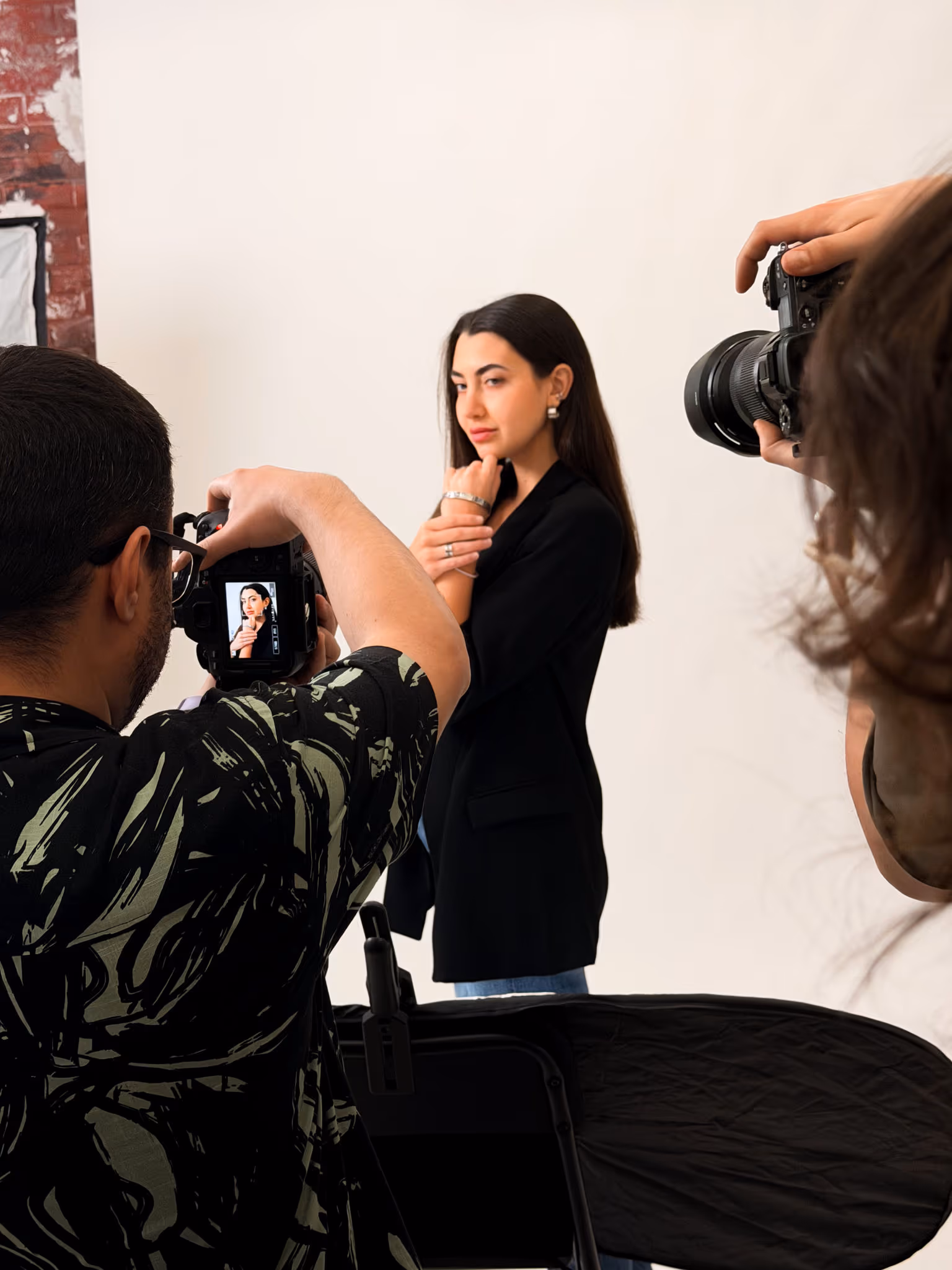 Due fotografi lavorano insieme su un ritratto