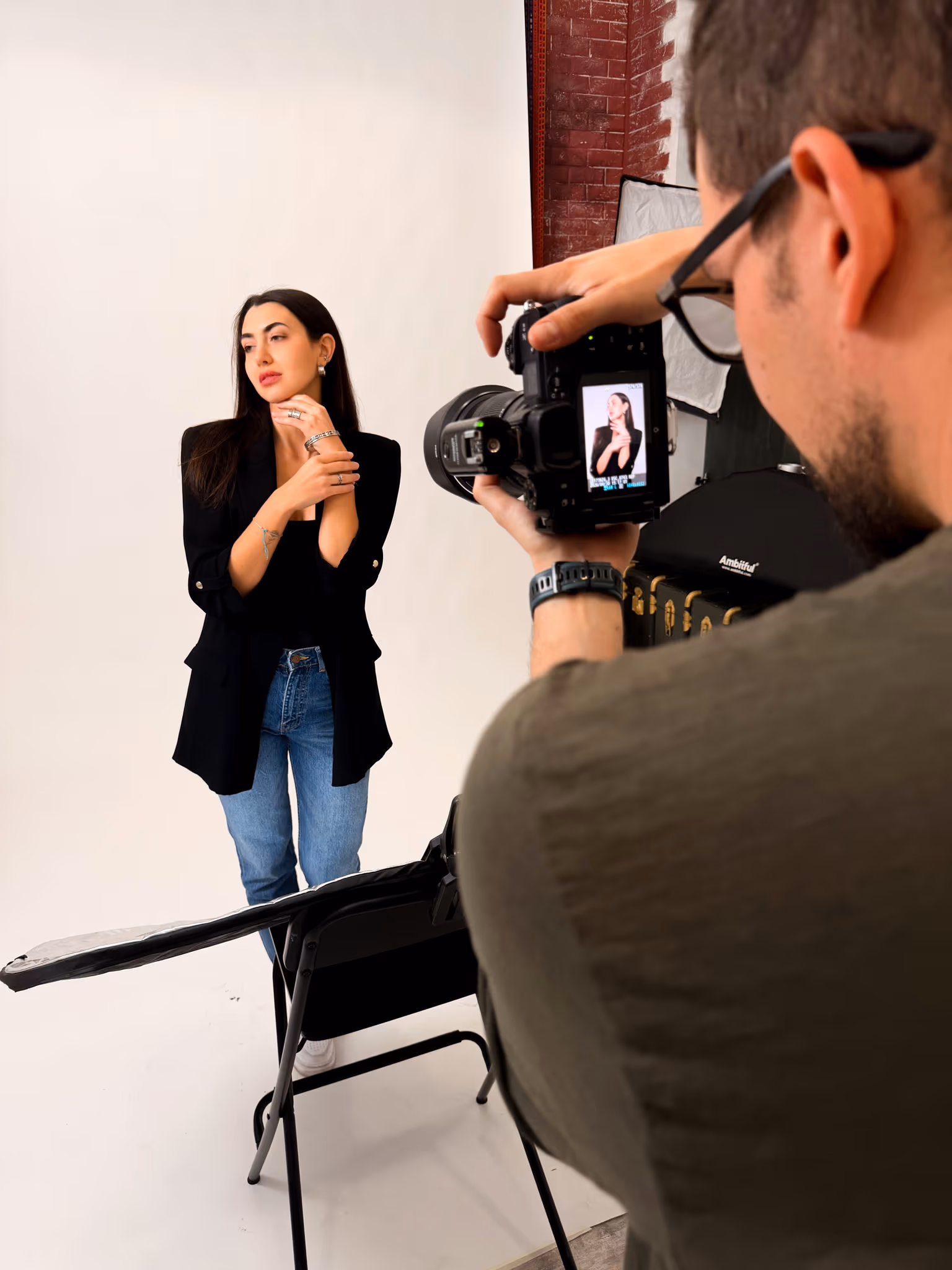 Fotografo scatta un ritratto fashion in studio