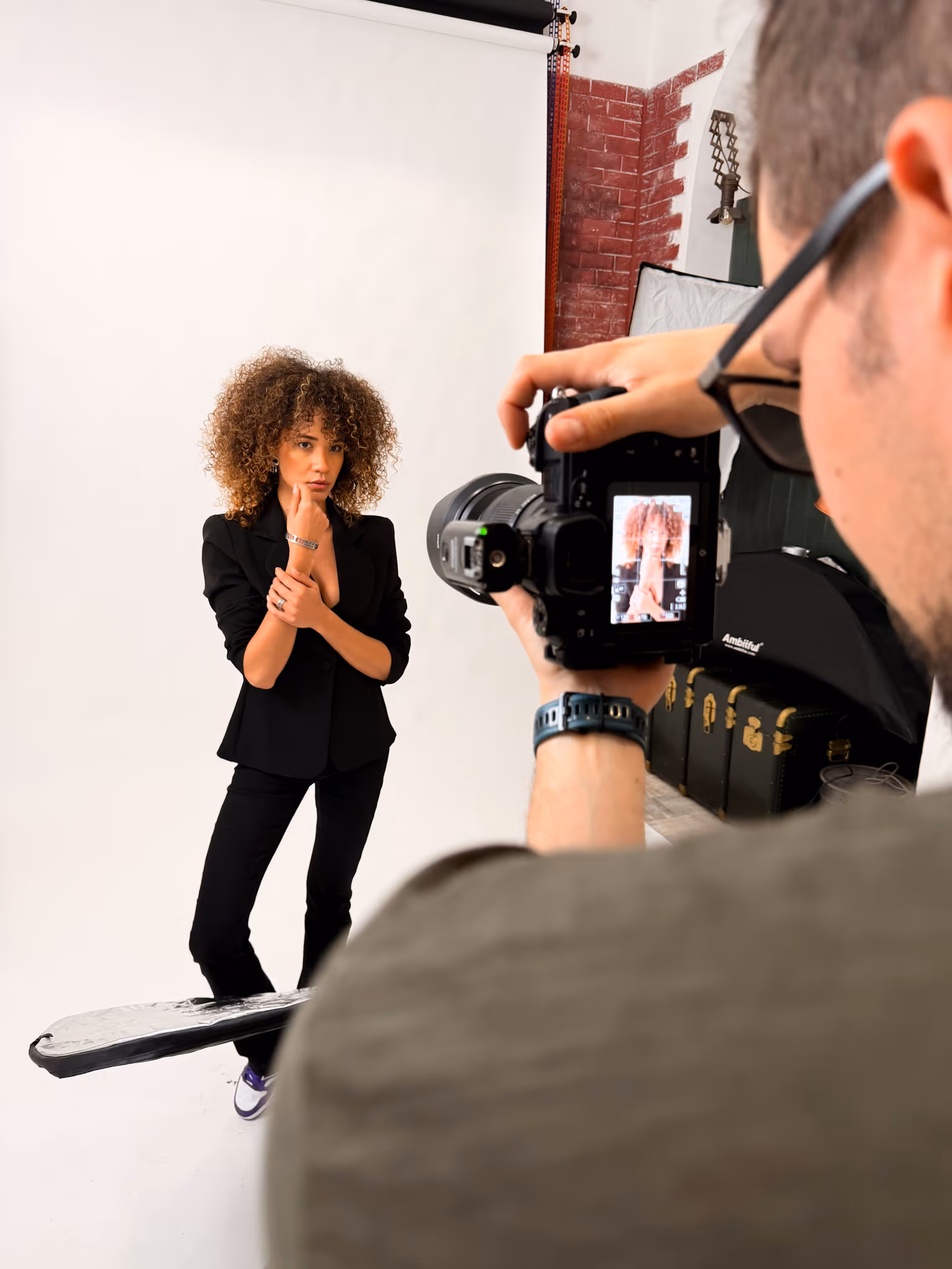 Fotografo al lavoro su un ritratto in studio