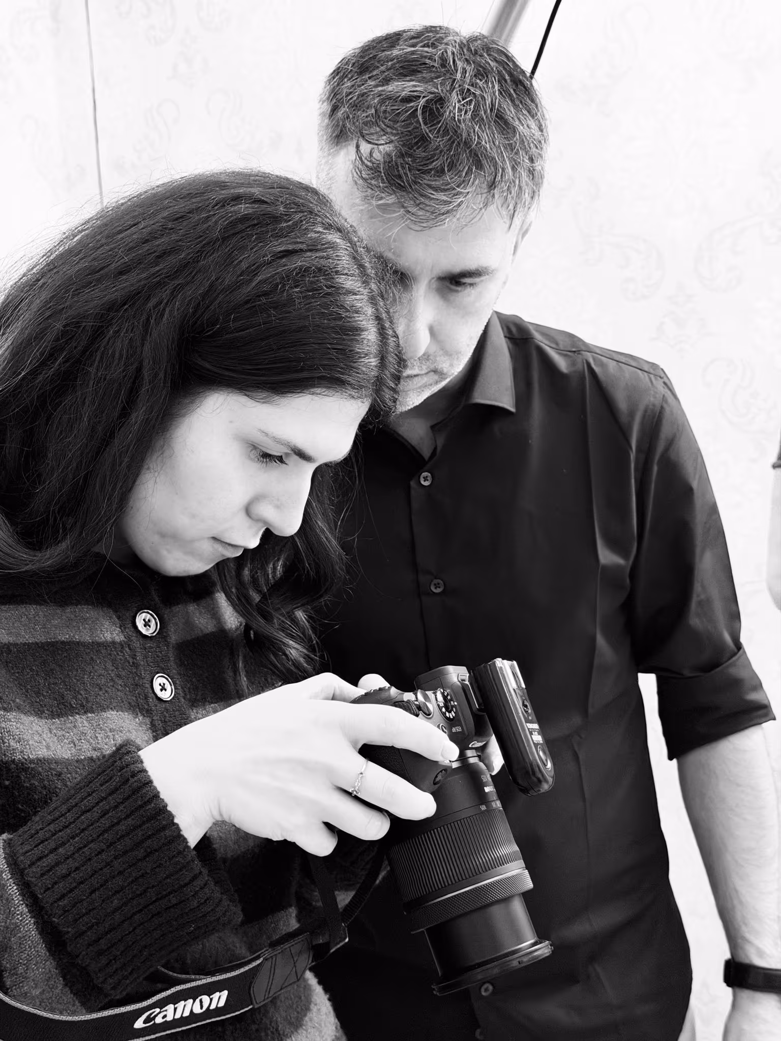 Due fotografi rivedono insieme uno scatto