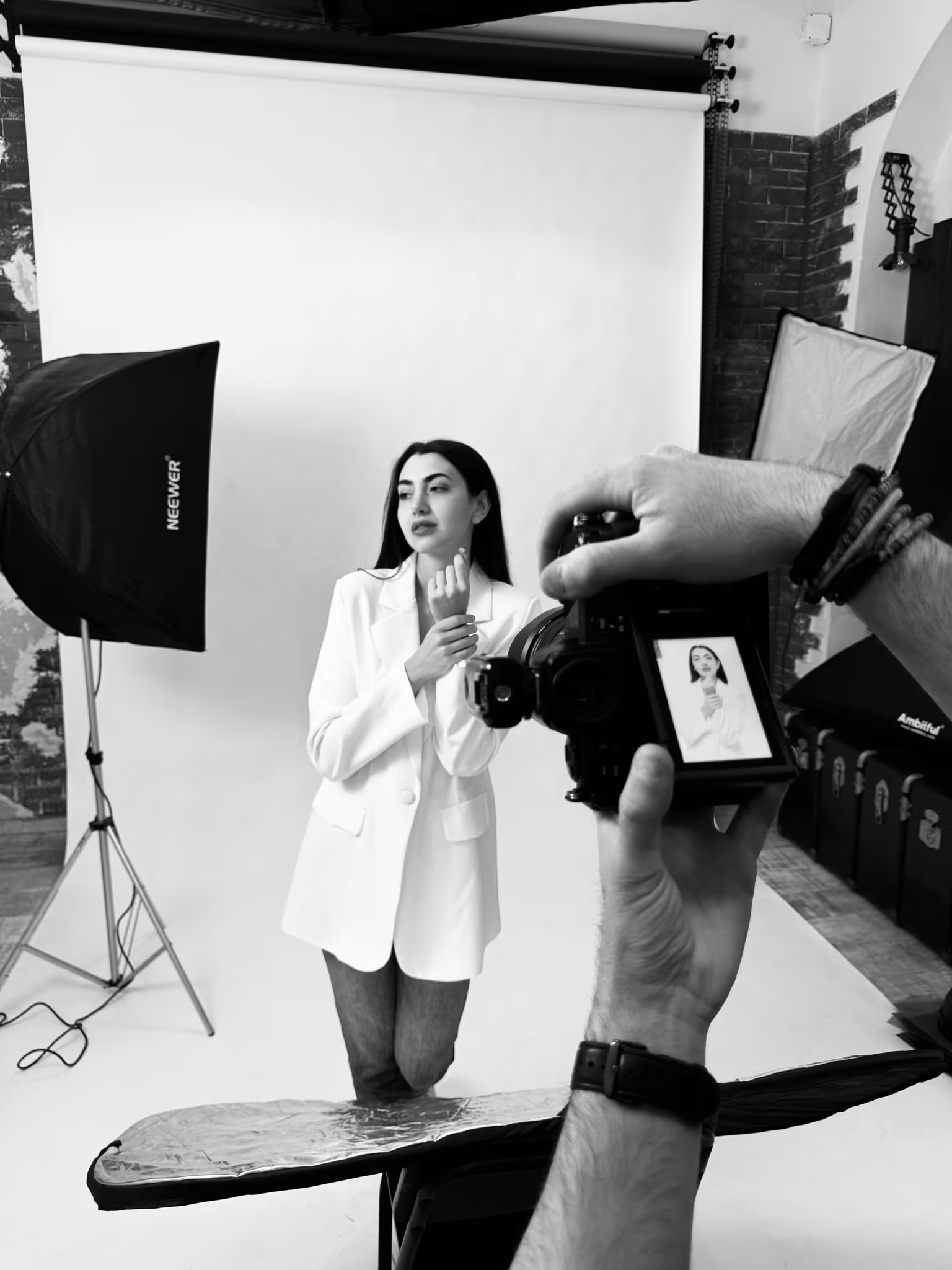 Backstage in bianco e nero di un ritratto in studio