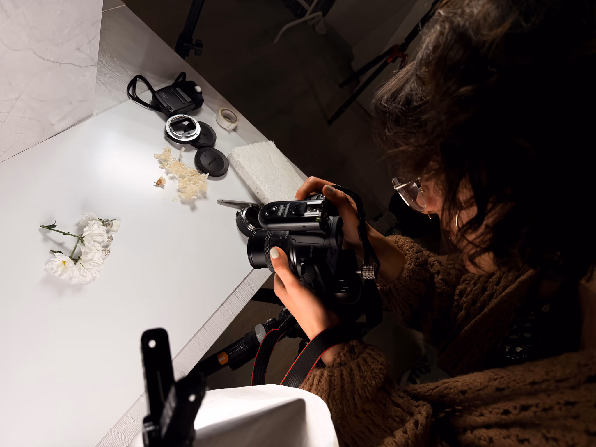 Backstage di still life con fotografa, fiori e attrezzatura