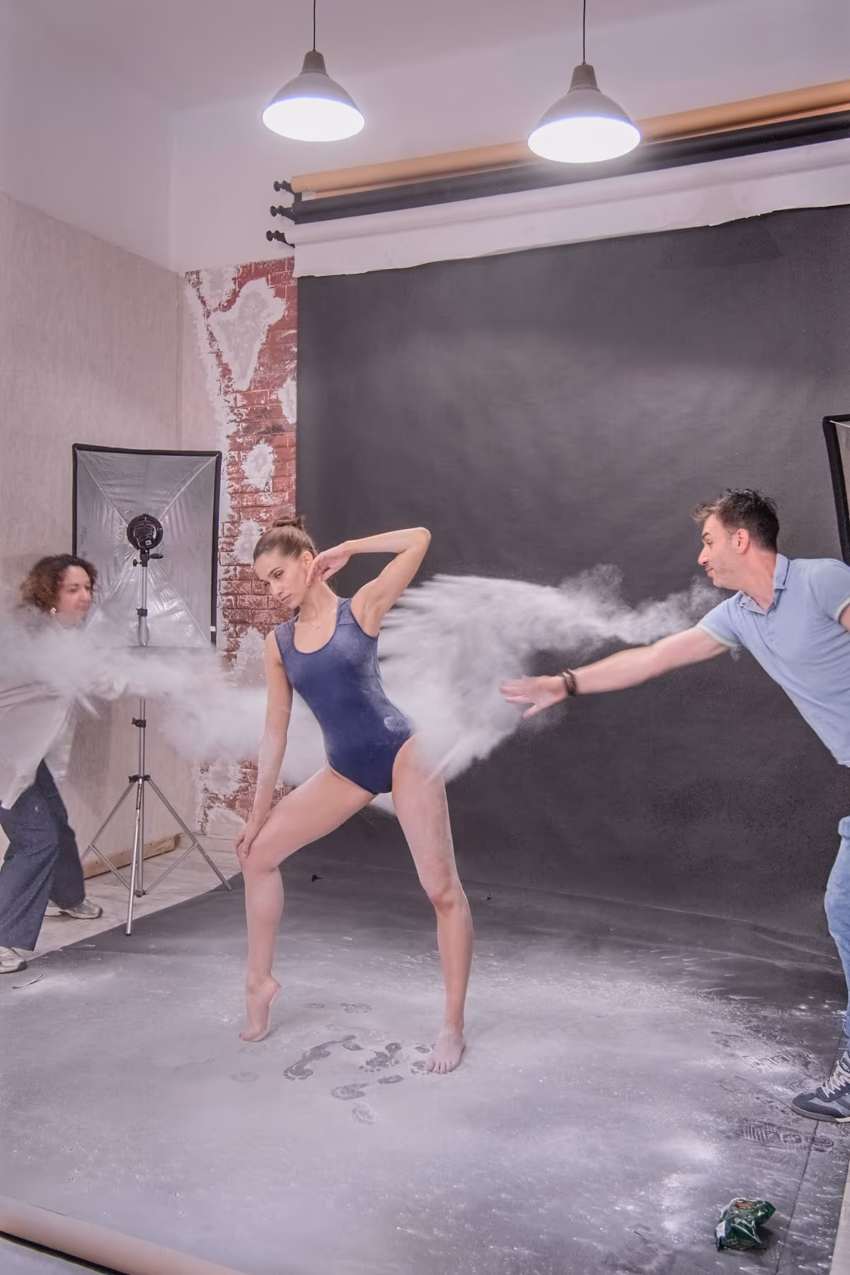 Esercitazione creativa con danza e polvere in studio