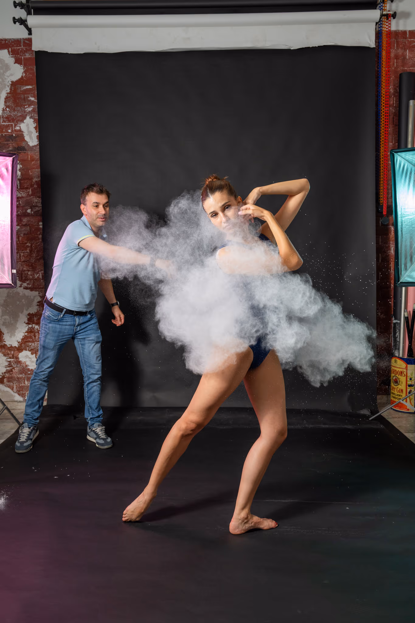 Backstage di uno shooting creativo con polvere