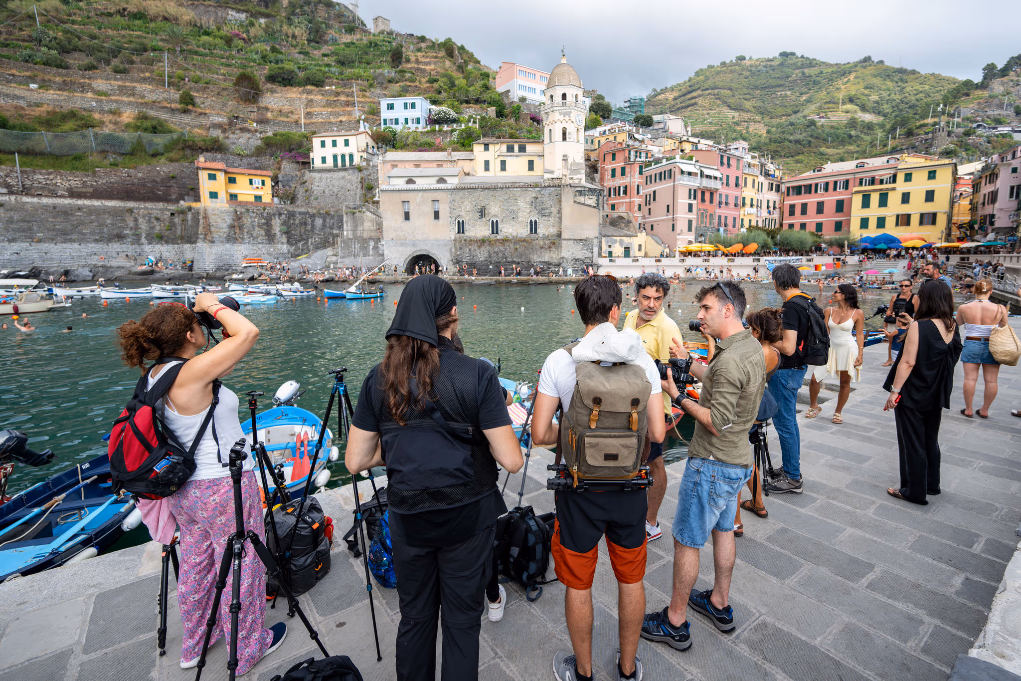 Gruppo di fotografi al lavoro sul porto ligure