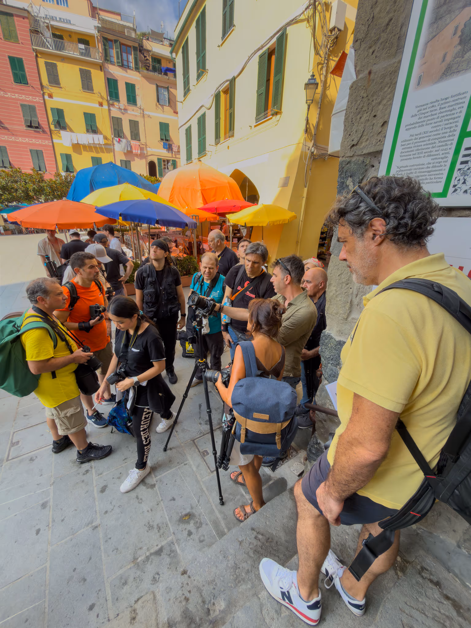 Lezione di fotografia in un vicolo colorato