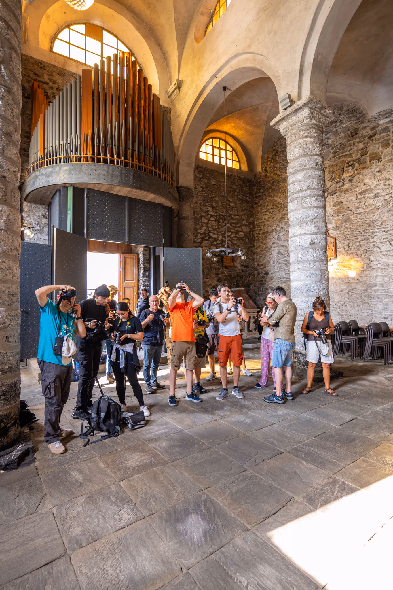 Fotografi durante una visita in una chiesa storica