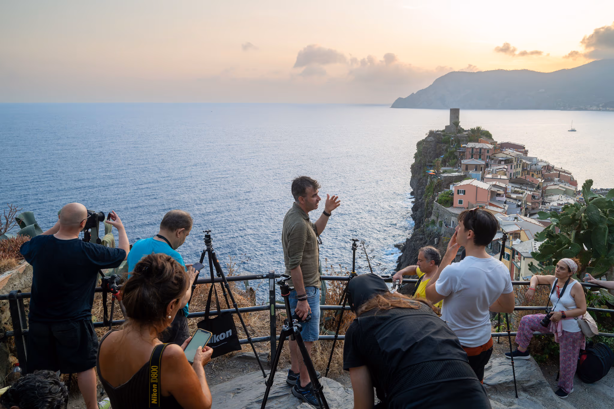 Fotografi sulla scogliera davanti al borgo sul mare