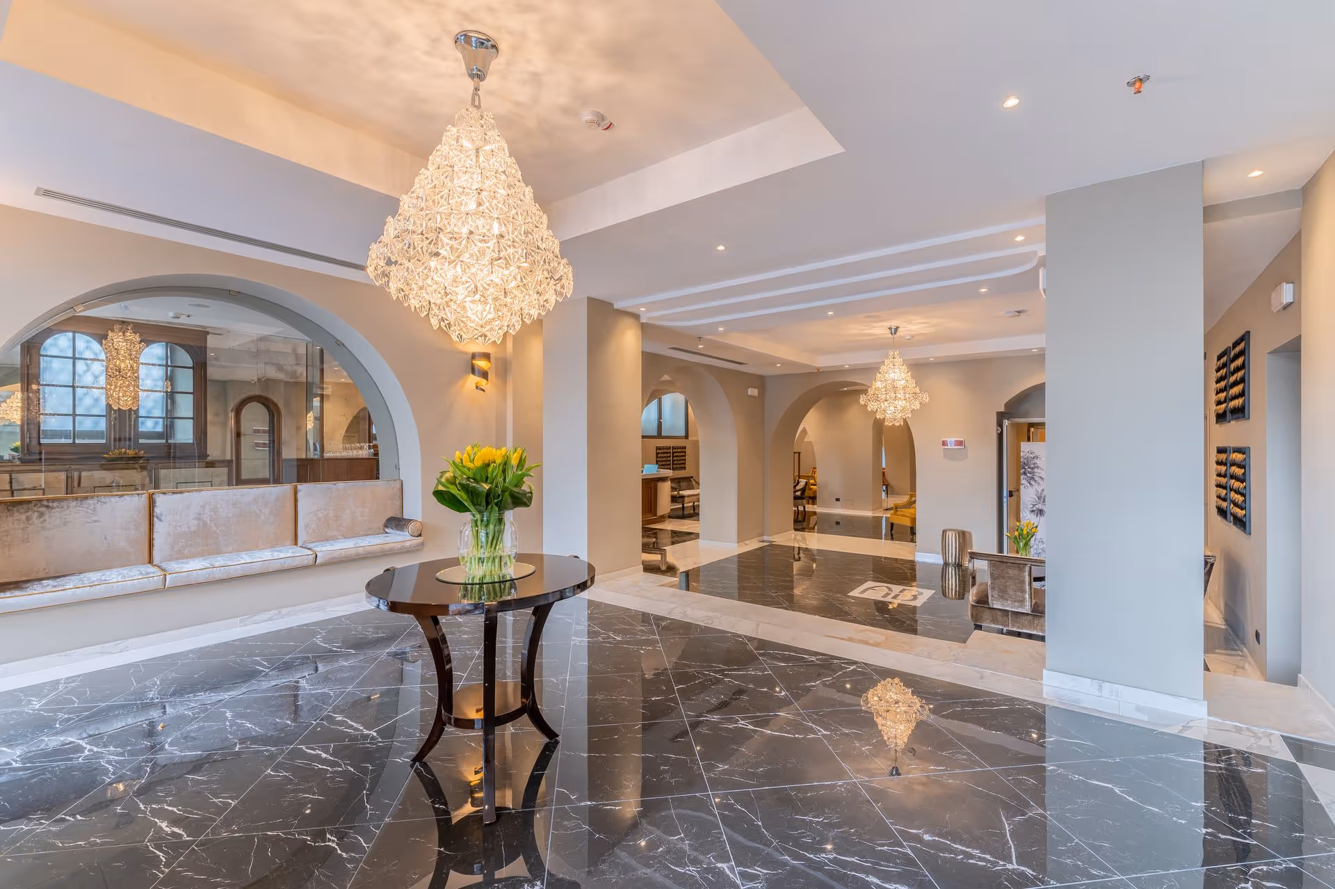 Lobby elegante con colonne e lampadario