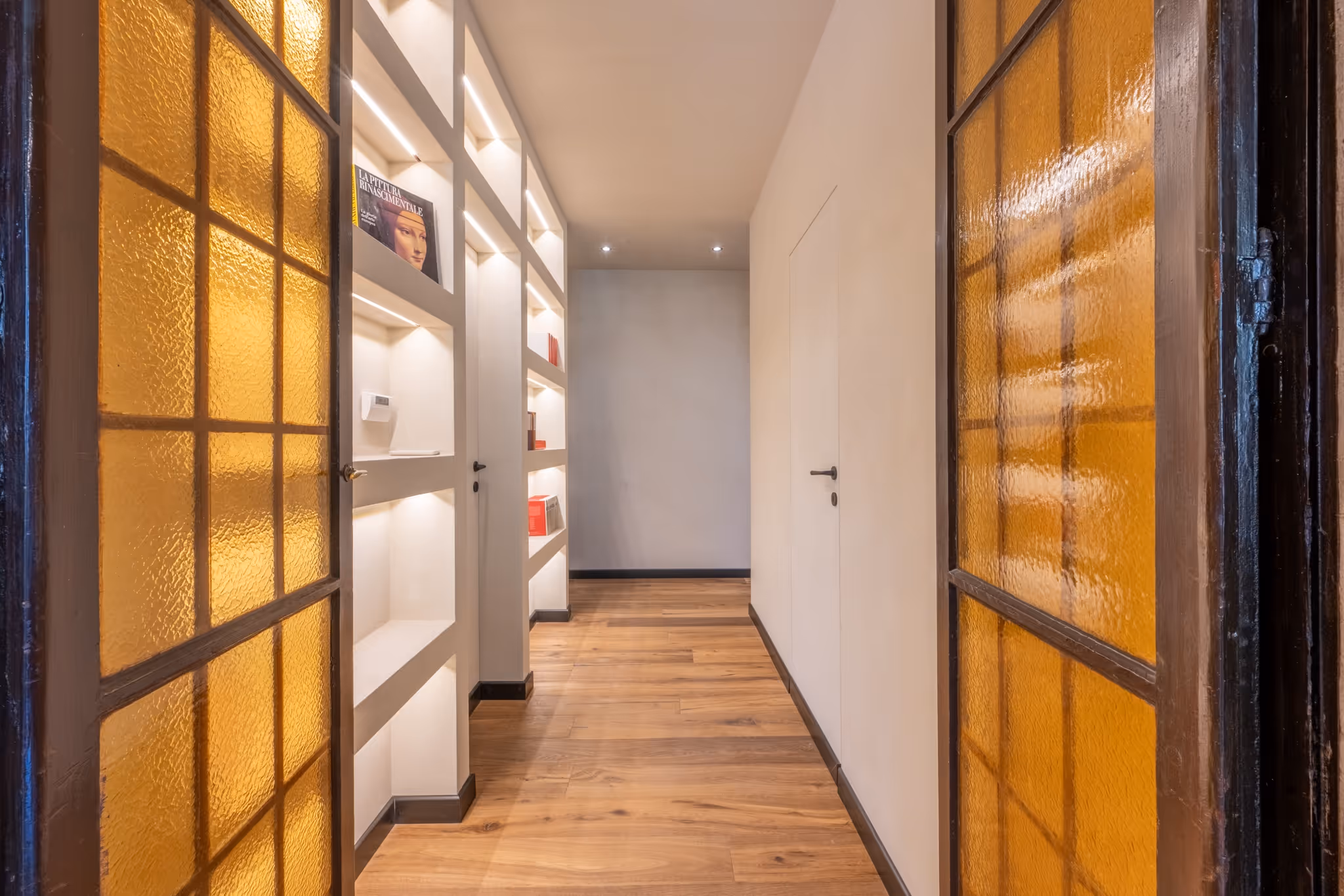Corridoio con porte e pannelli in legno