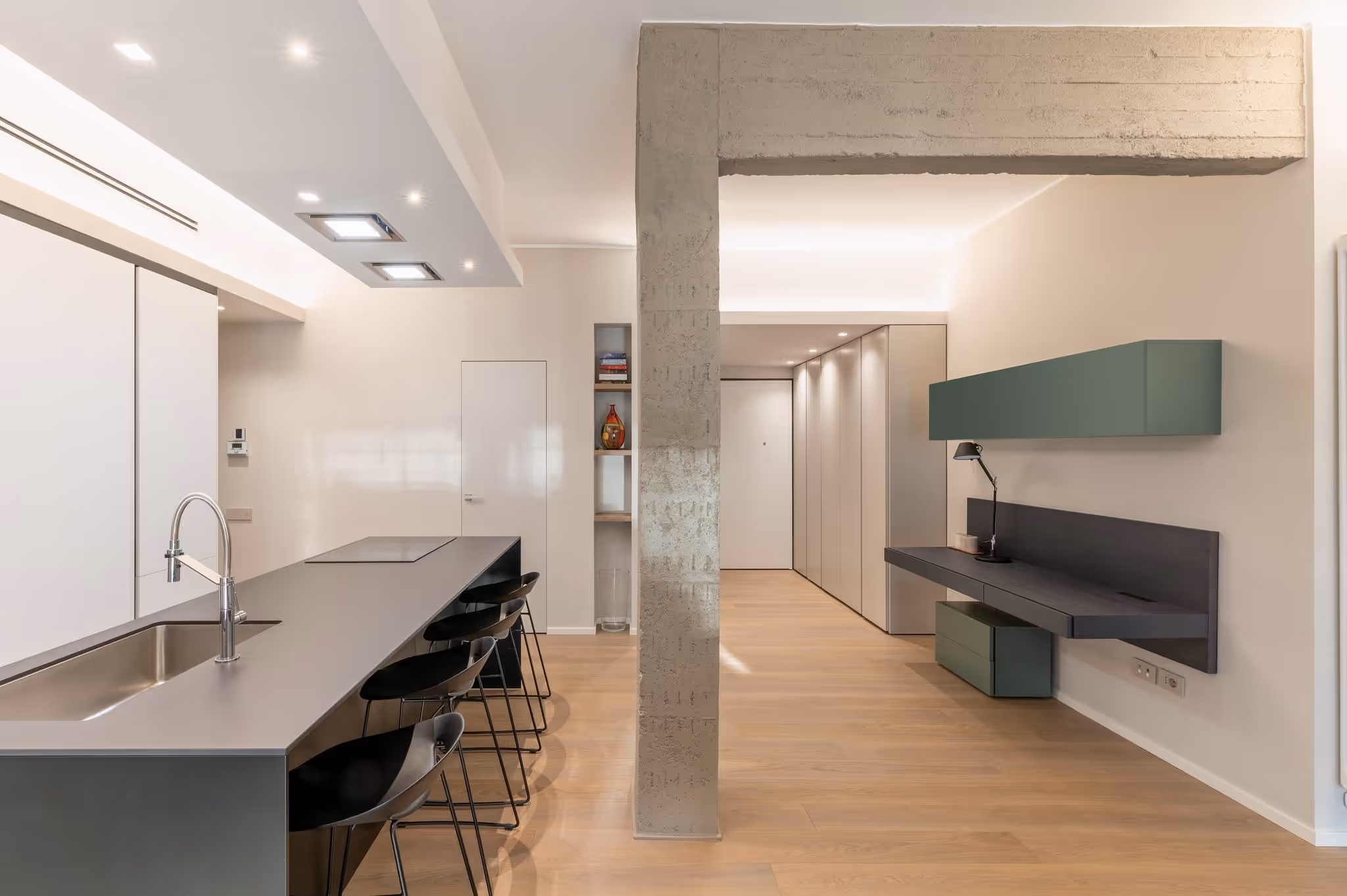 Bagno moderno con lavabo e doccia