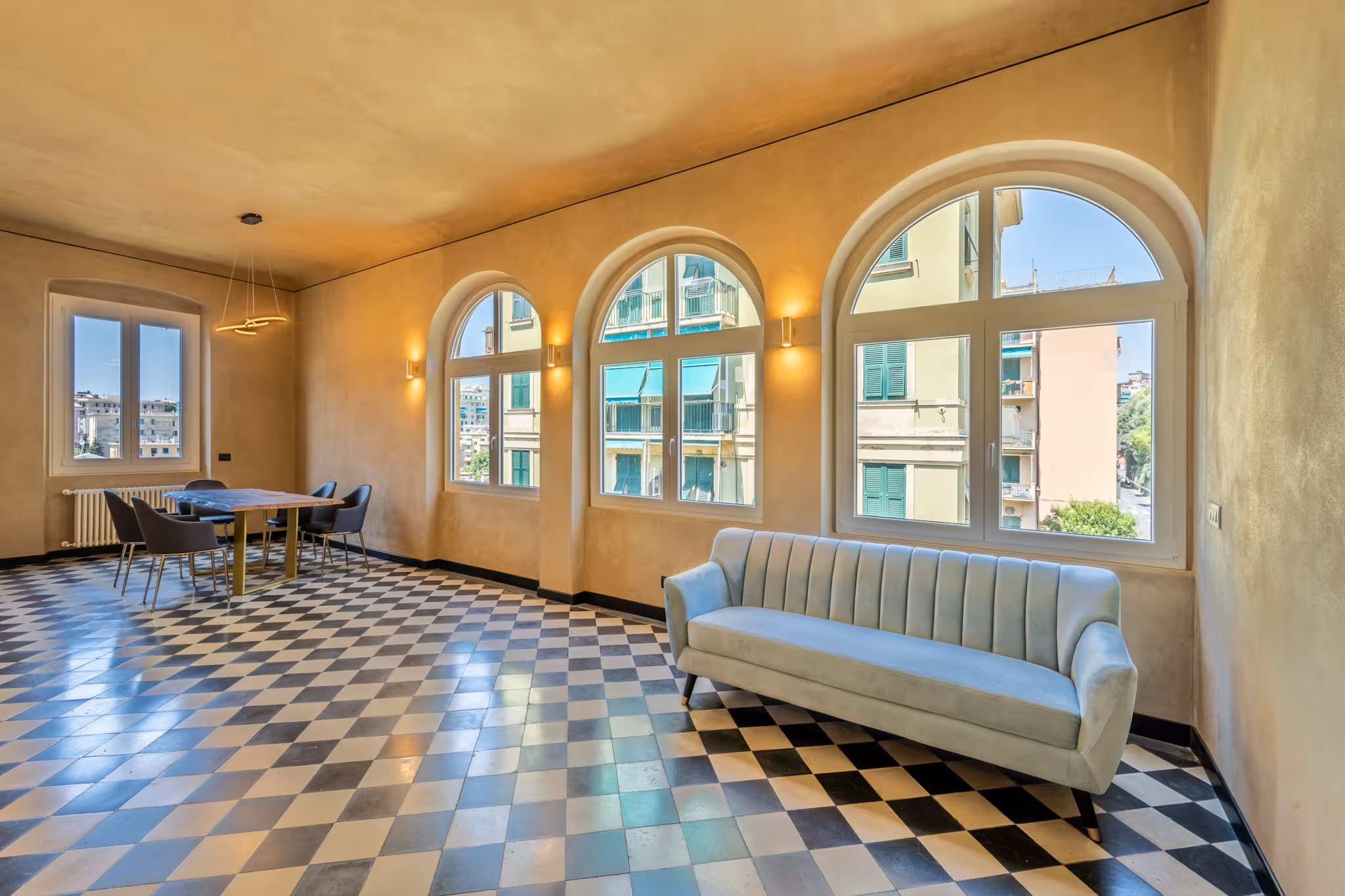 Salone con archi e pavimento decorato