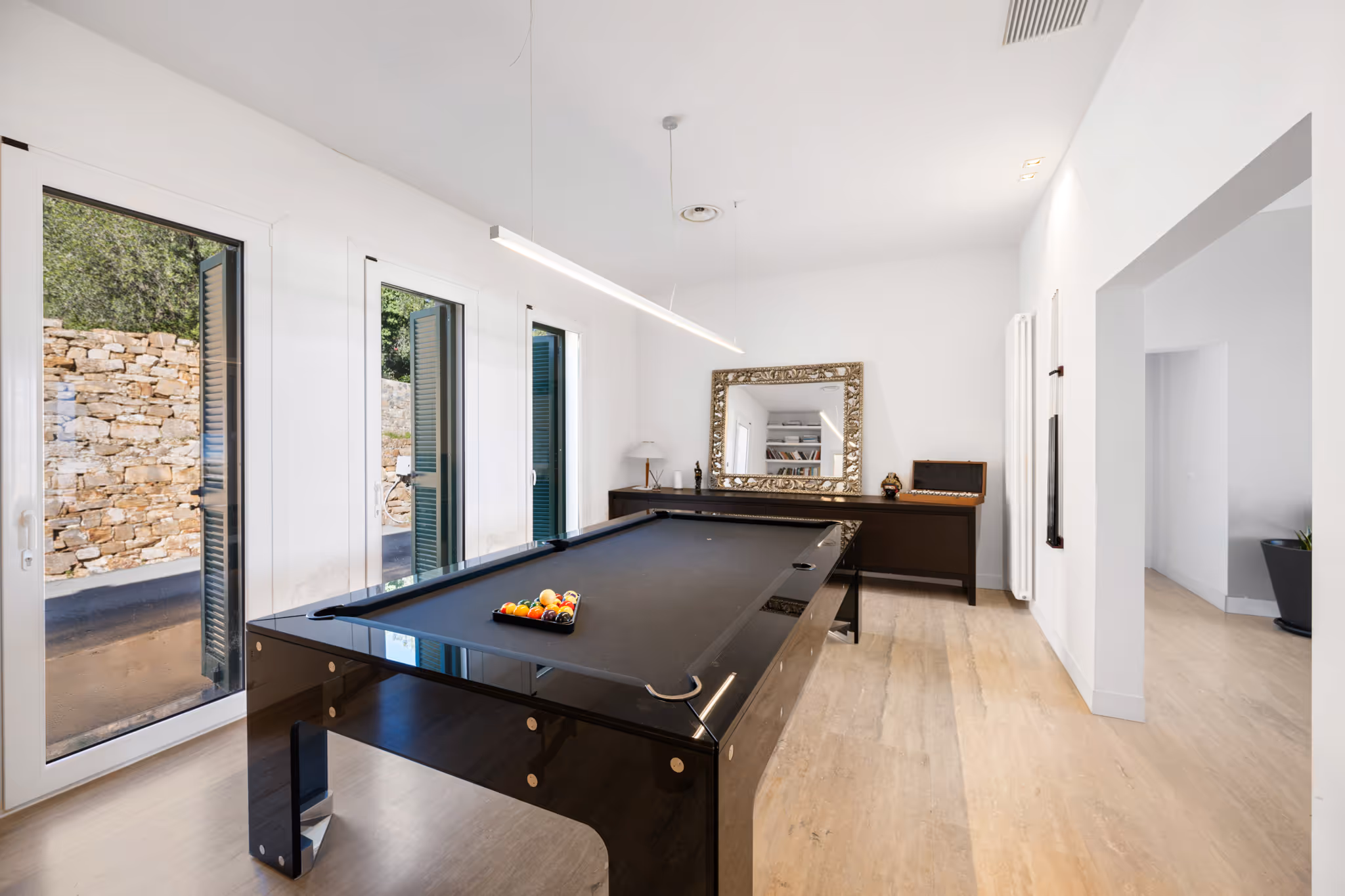 Sala biliardo con tavolo nero