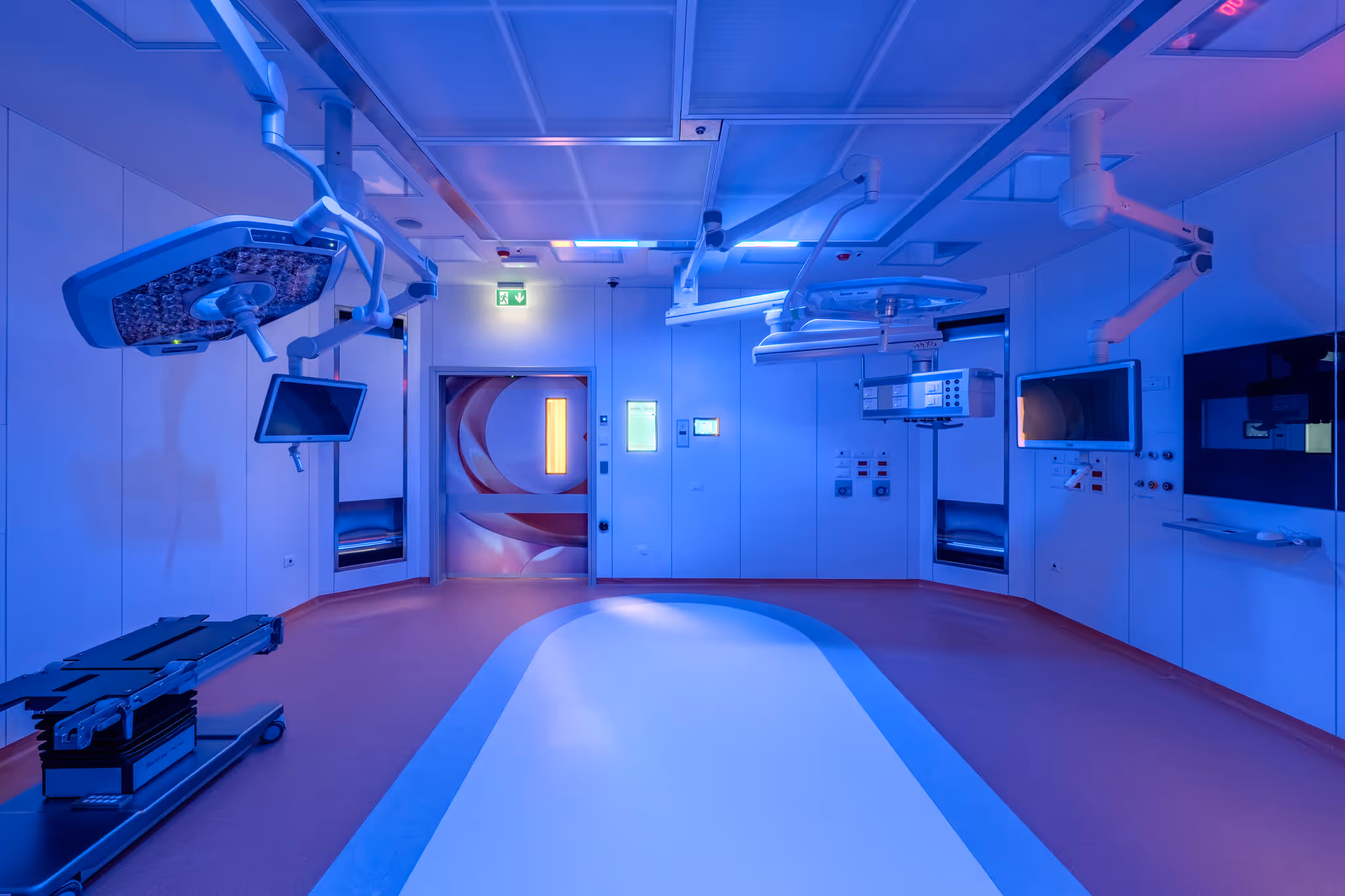 Studio scenografico illuminato con luce blu