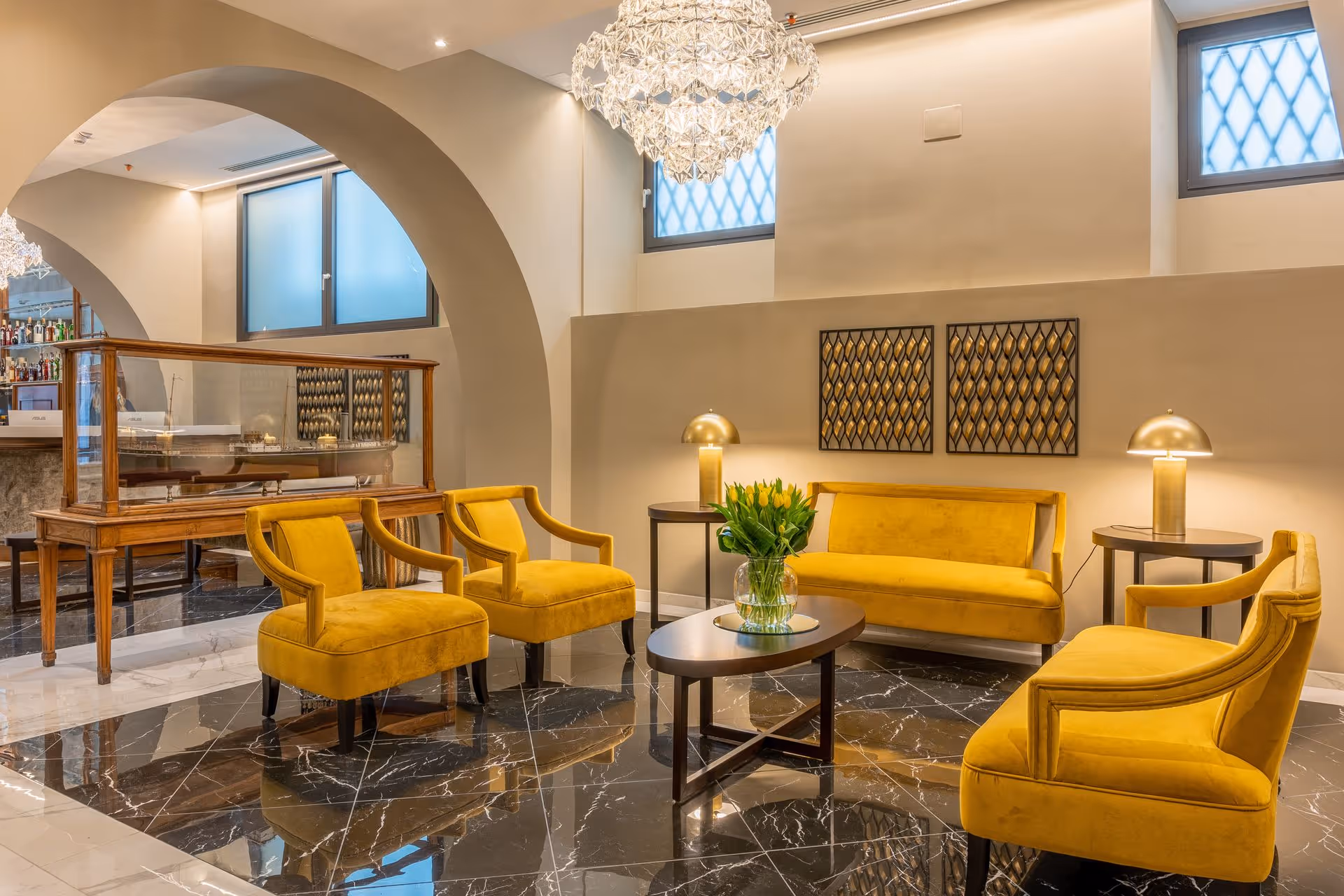Lounge con poltrone gialle e parete decorata