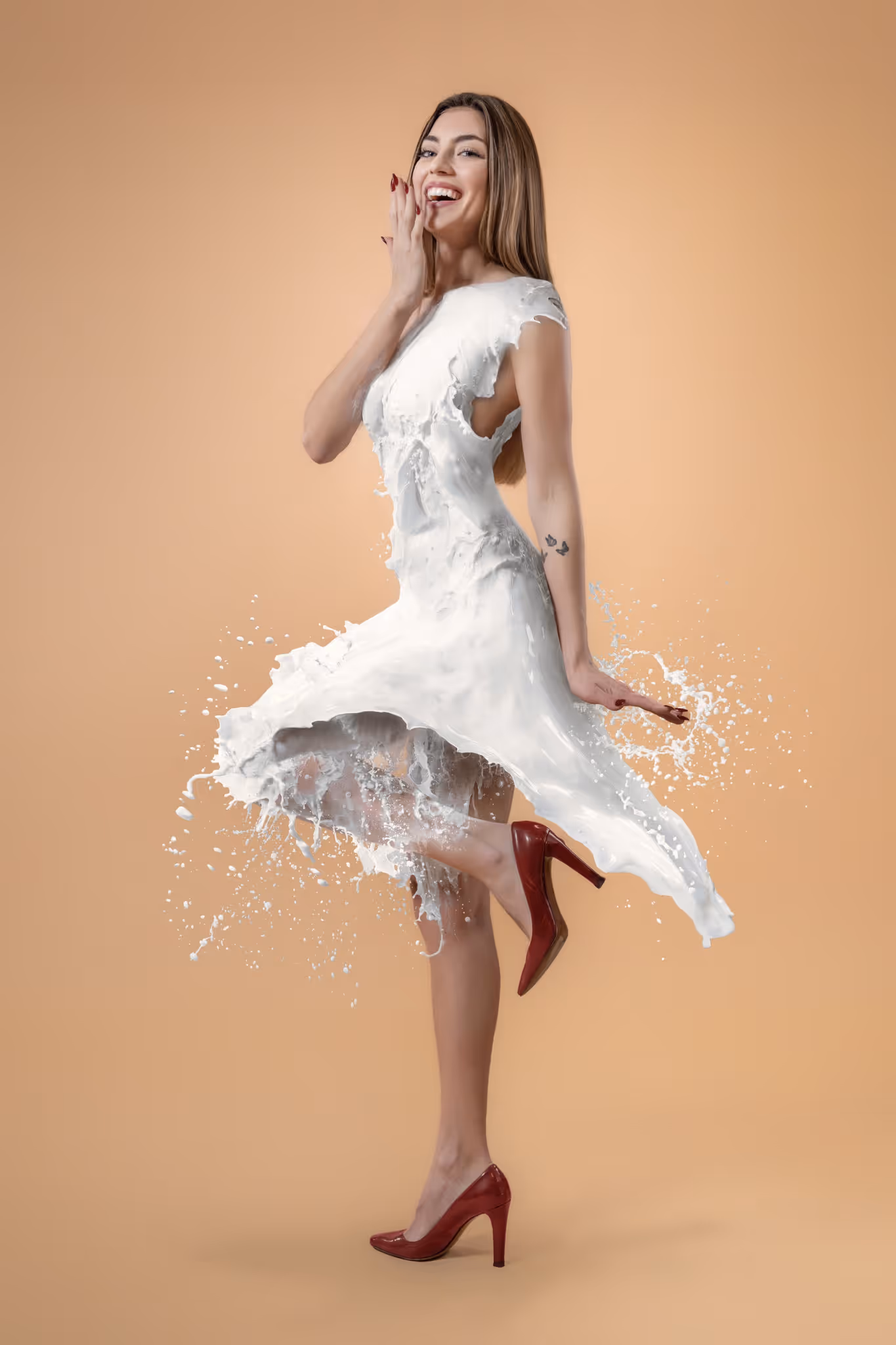 Modella in abito bianco con tessuto fluttuante