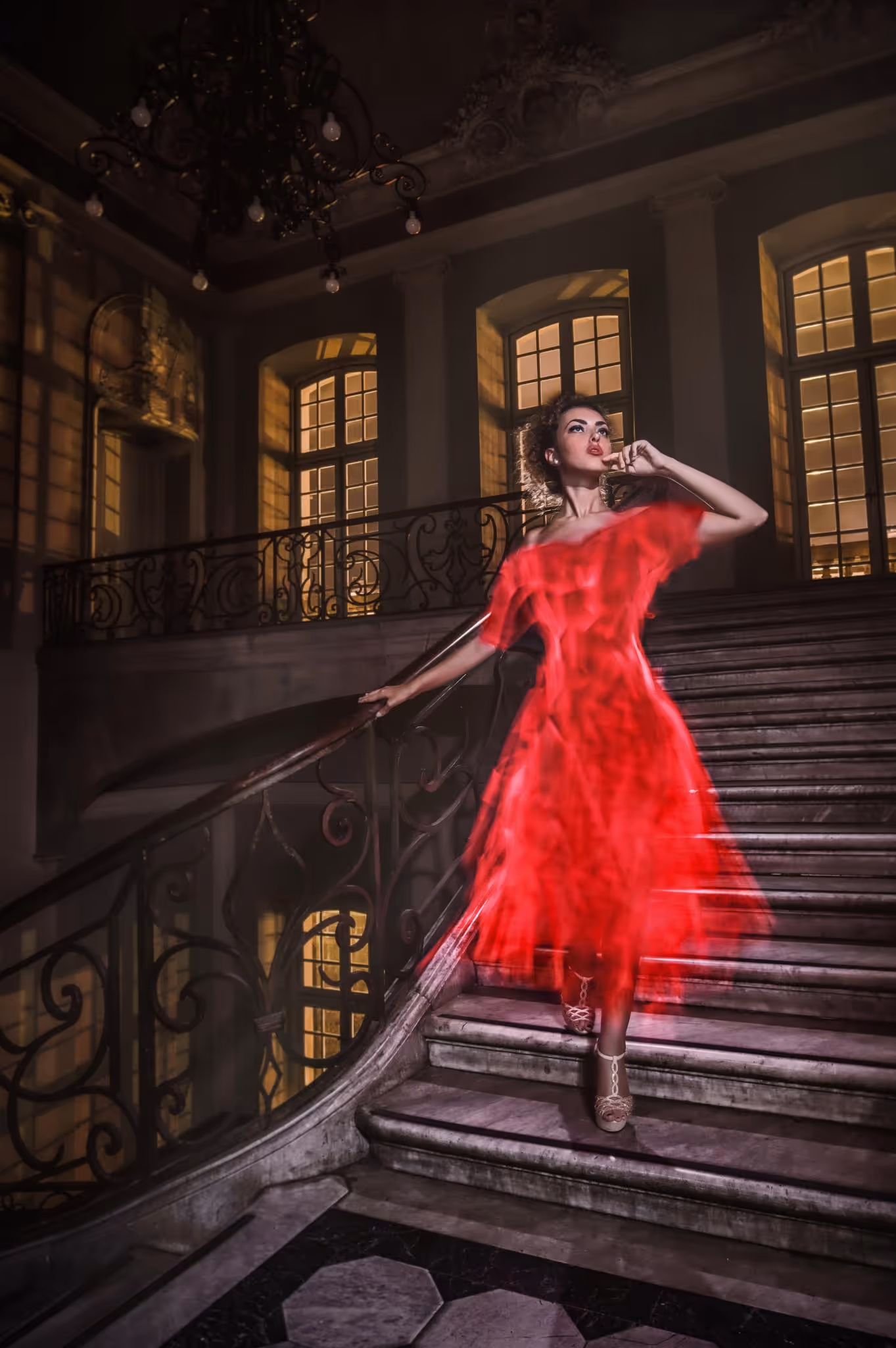 Modella in abito rosso su una scalinata