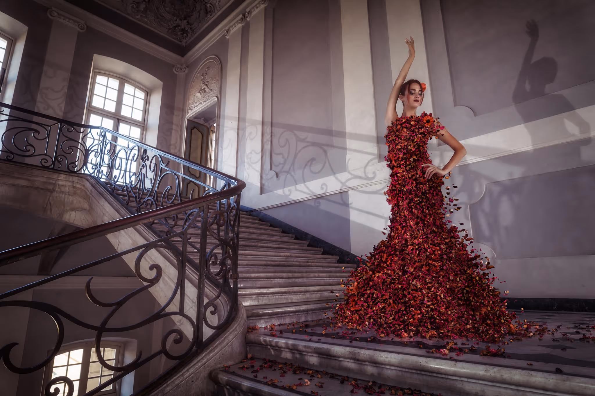 Modella in abito rosso su una scala