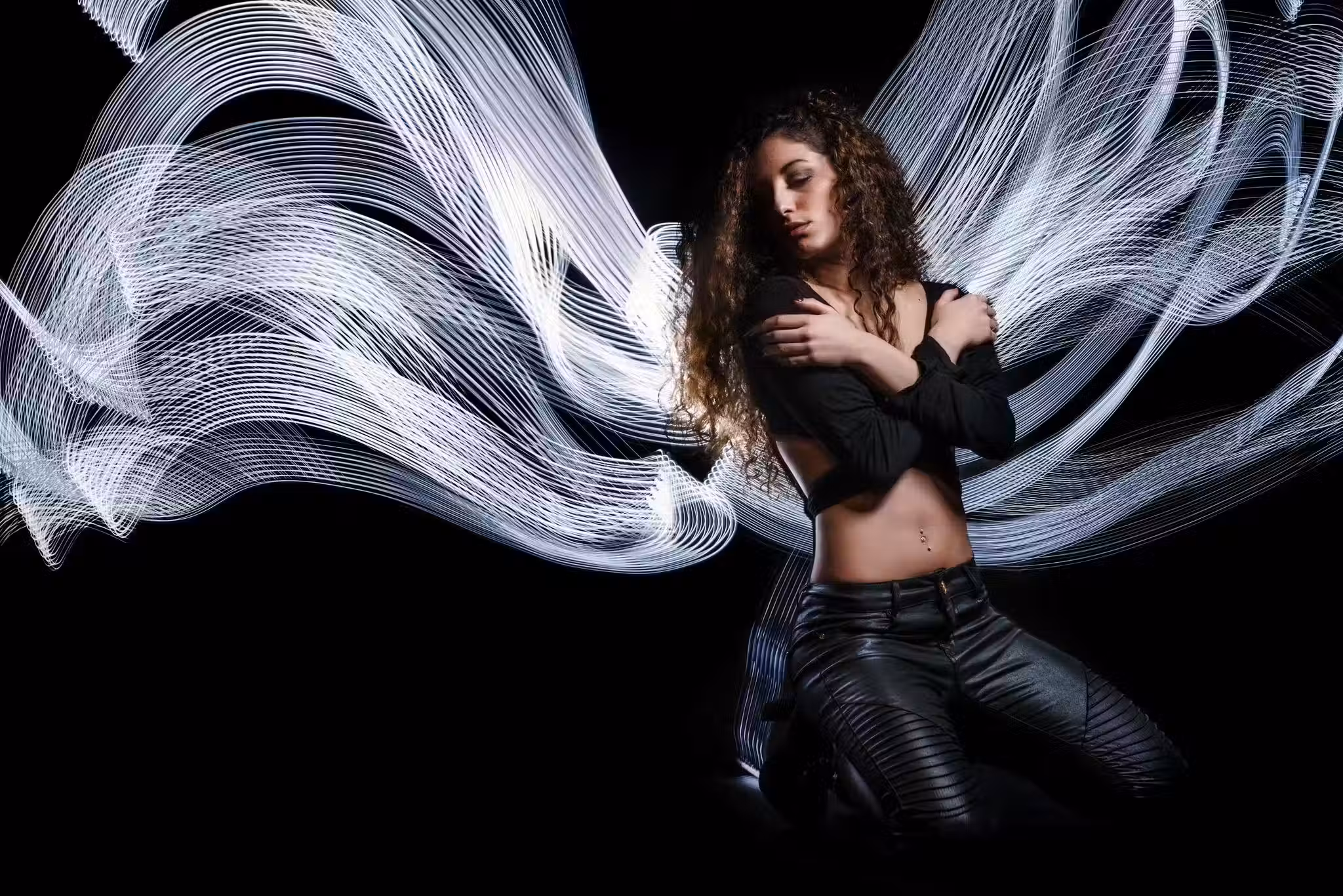 Donna con scie luminose bianche su fondo nero