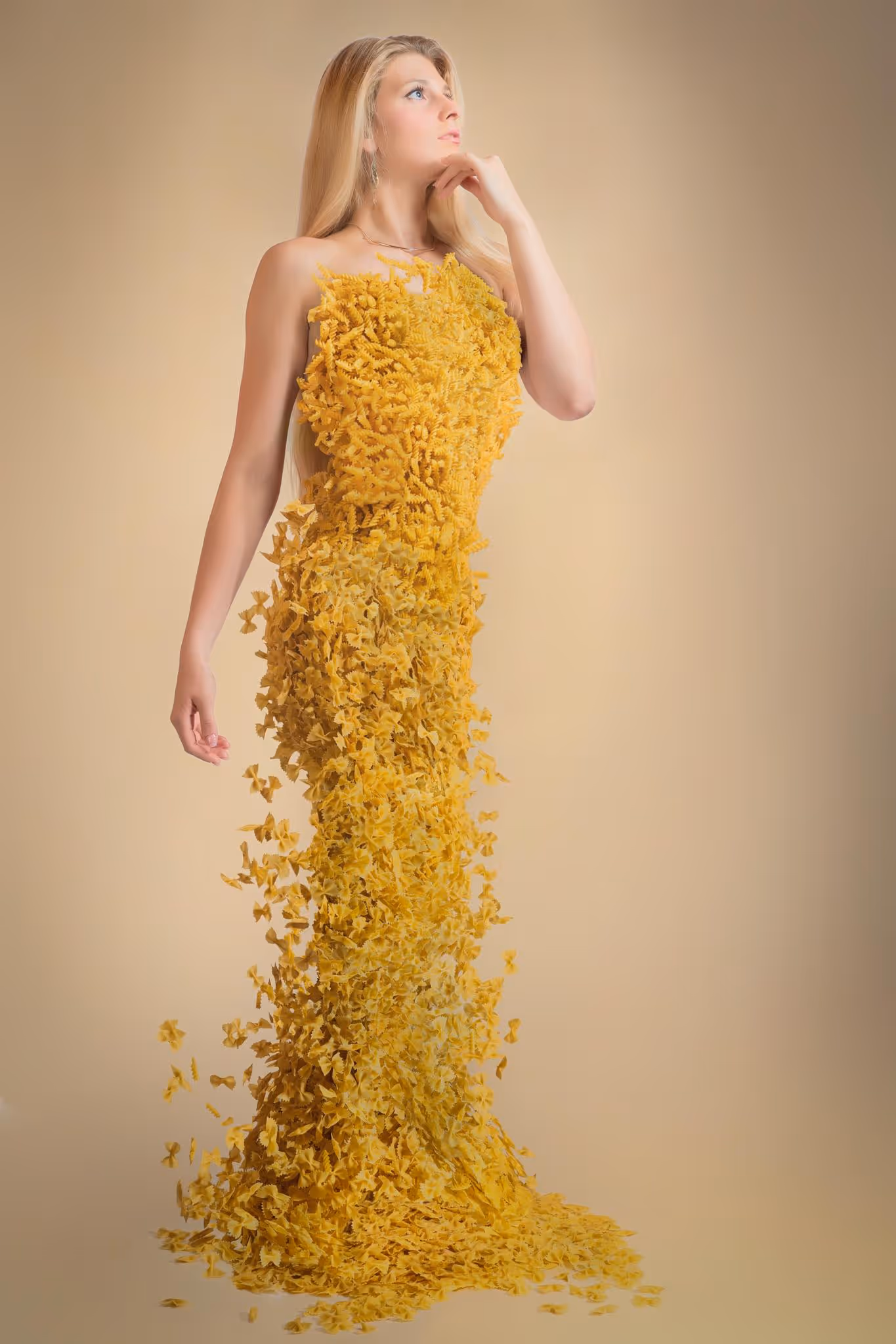 Dettaglio di abito giallo materico