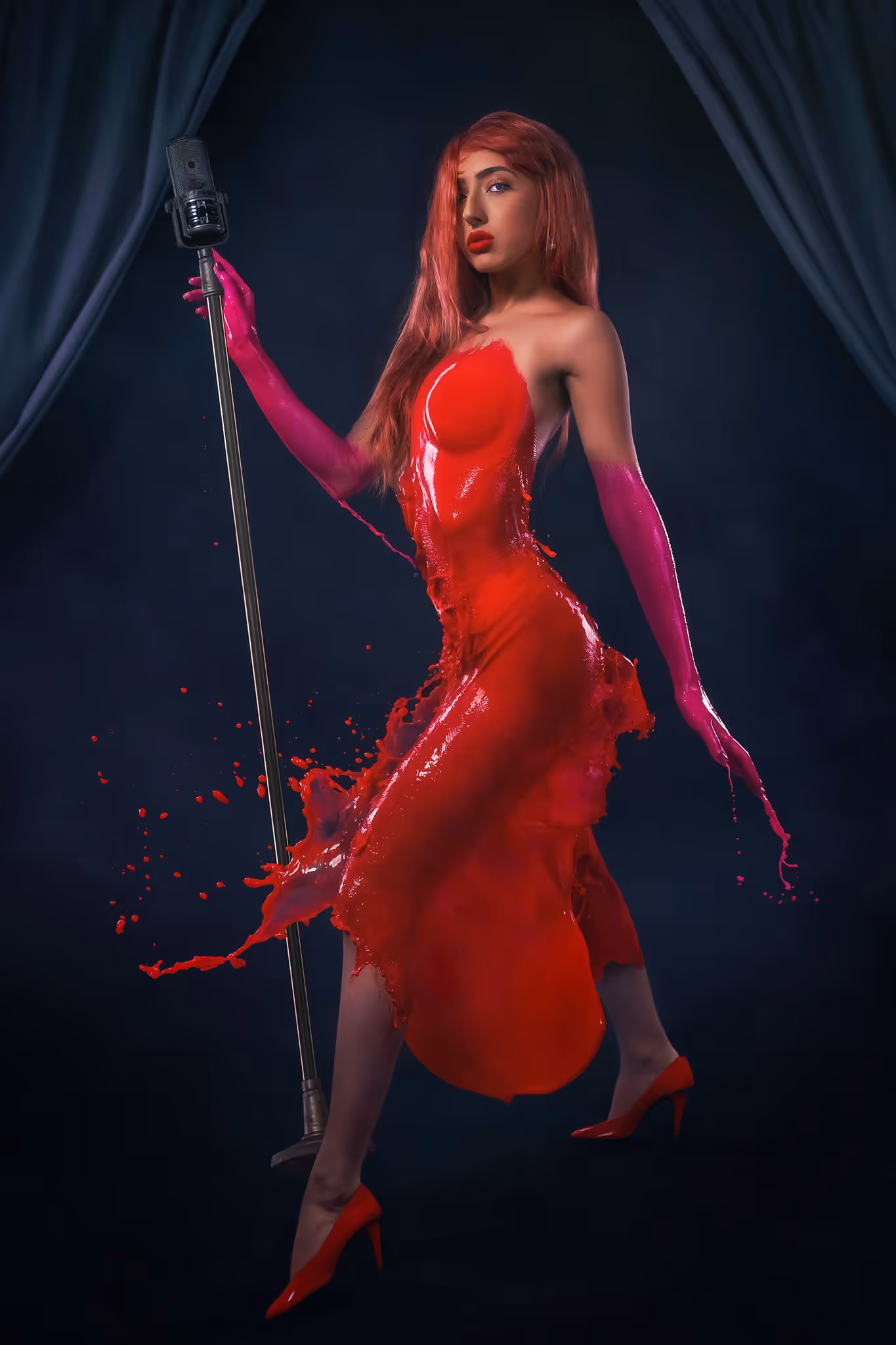 Figura in abito rosso liquido su fondo scuro