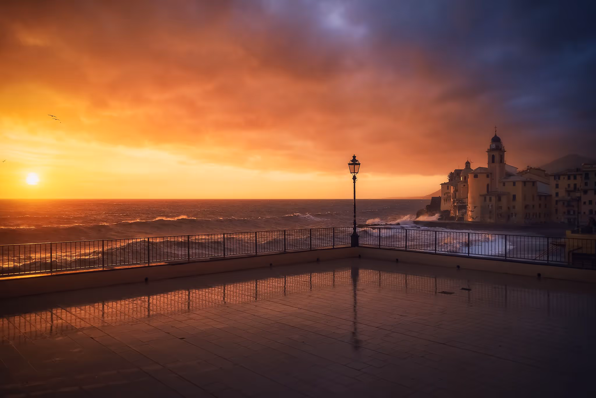 Lungomare al tramonto con passerella
