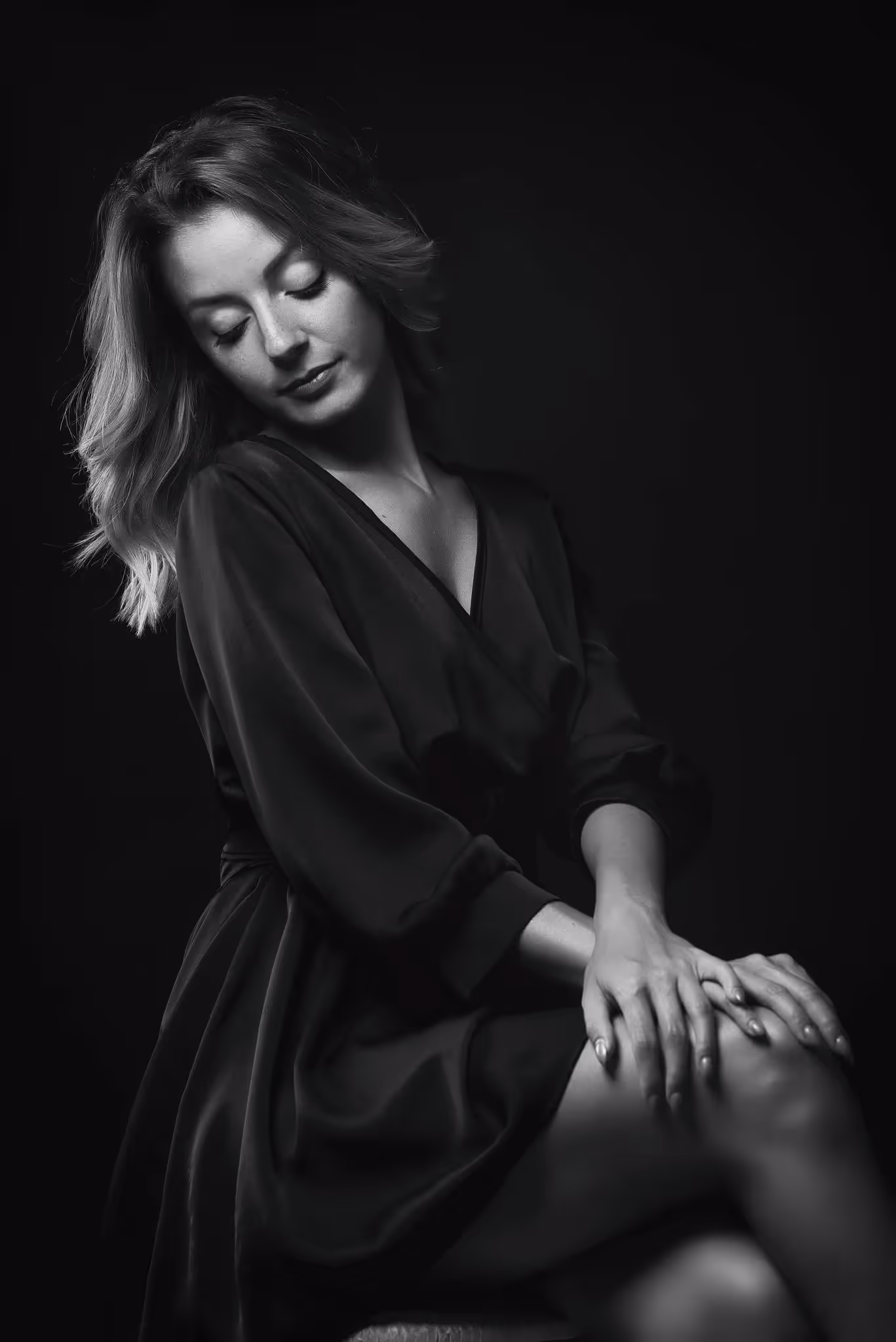 Ritratto fashion in bianco e nero con camicia scura