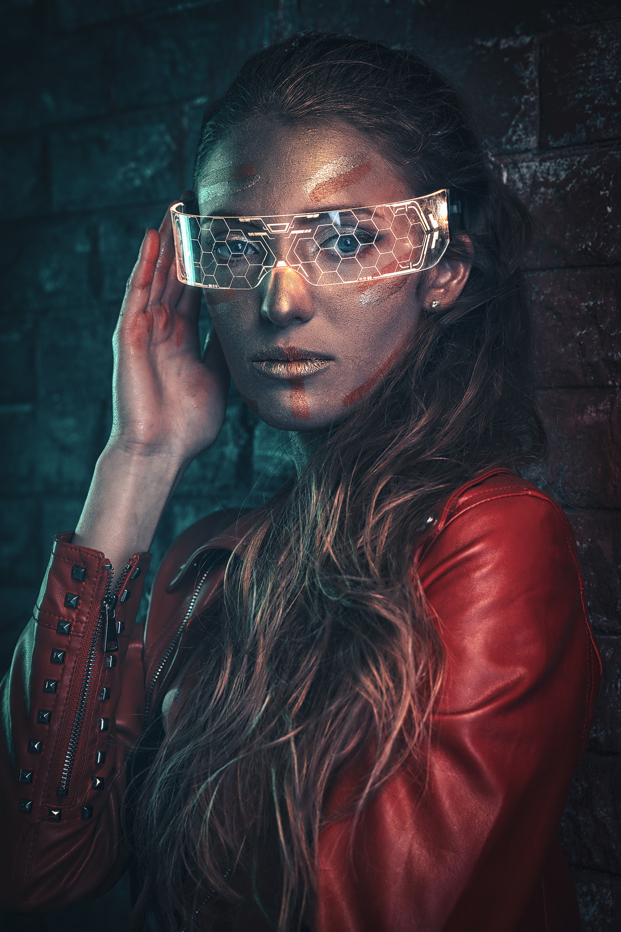 Ritratto creativo di donna con visore futuristico e giacca rossa