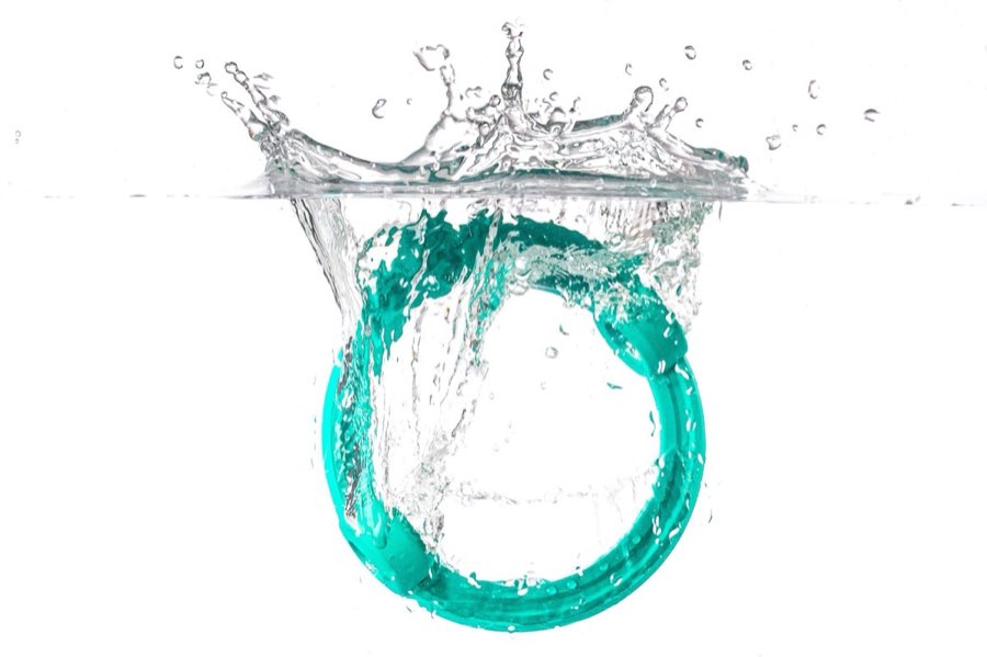 Gioiello circolare turchese immerso nell’acqua