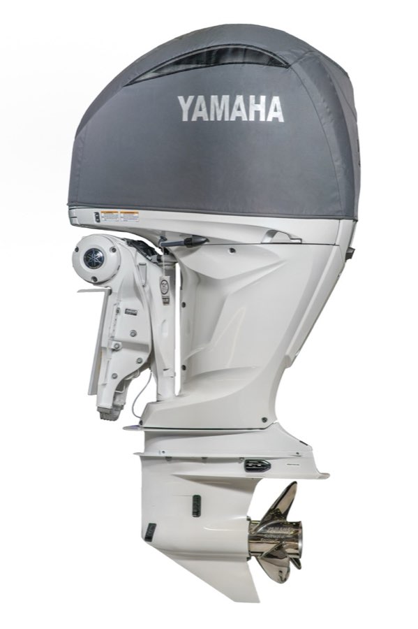 Motore fuoribordo Yamaha ripreso frontalmente