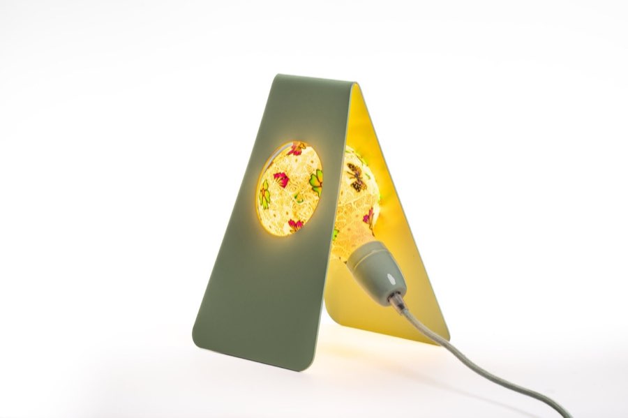 Lampada da tavolo con paralume decorato a fiori