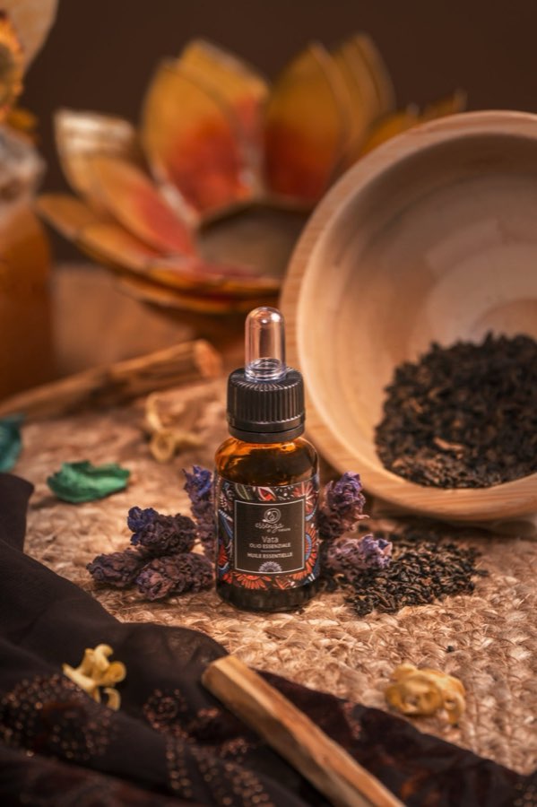 Flacone di essenza botanica con foglie verdi