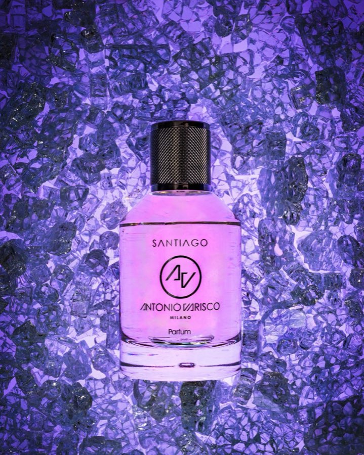 Flacone di profumo illuminato da luce viola