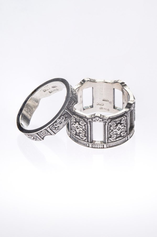 Anello con pietra verde fotografato su fondo bianco