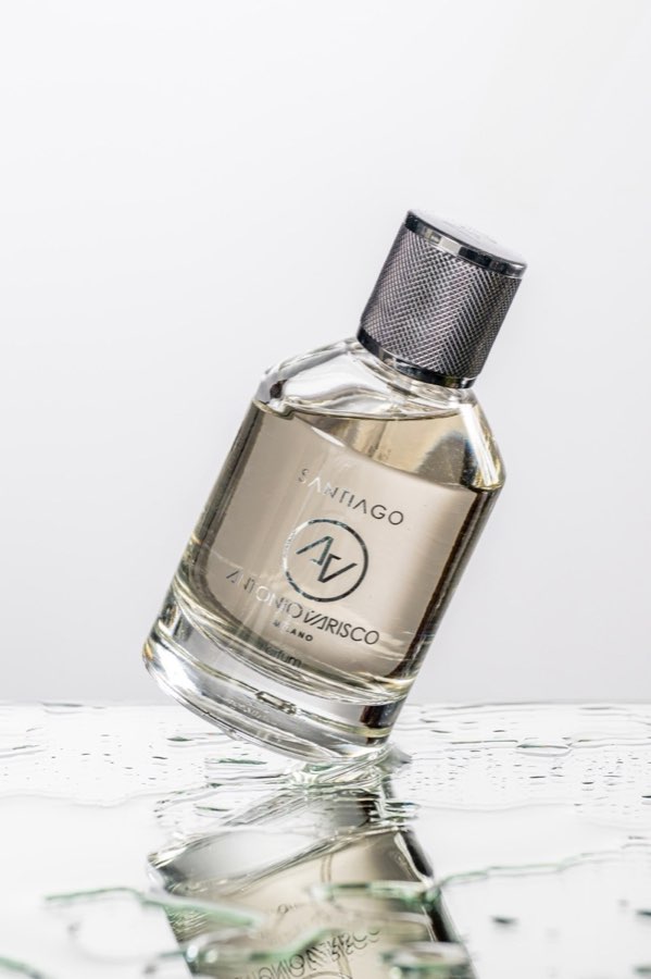 Flacone di profumo Santiago chiaro inclinato sull’acqua