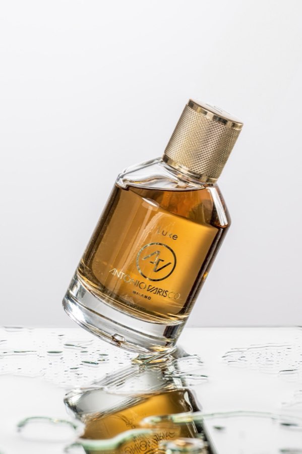 Flacone dorato di profumo Santiago Luxe sull’acqua
