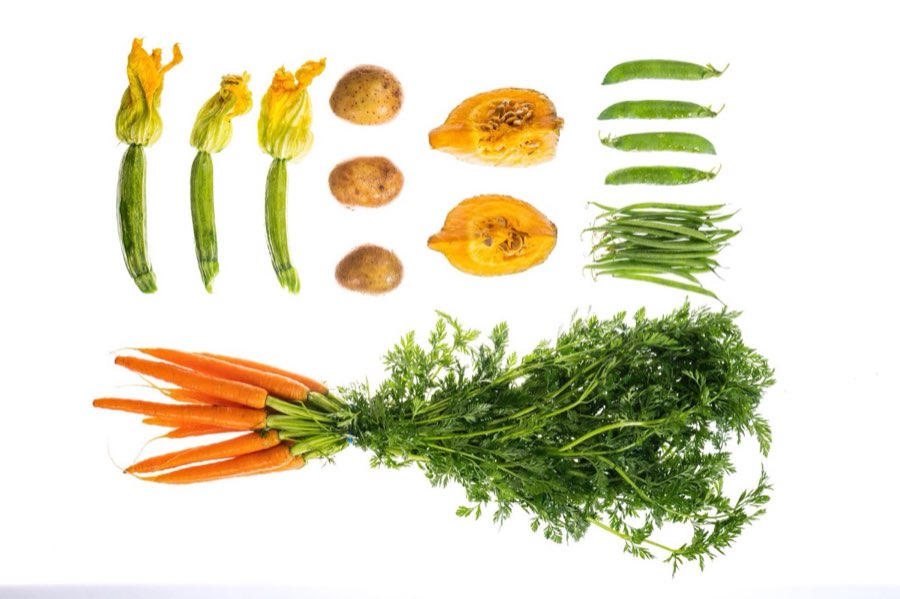 Composizione di carote, zucchine, zucca, piselli e fagiolini