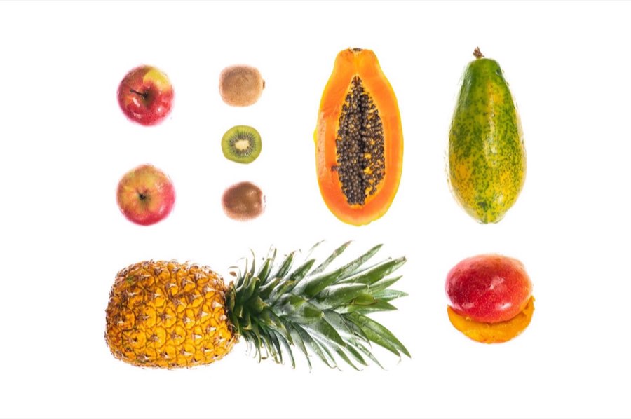 Composizione di mele, kiwi, papaya, ananas e mango
