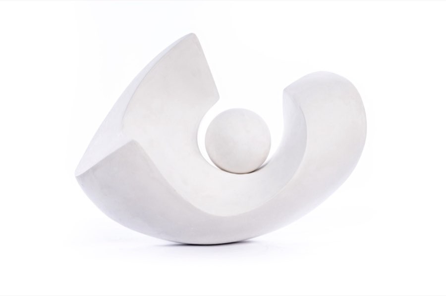 Scultura astratta bianca dalle forme curve