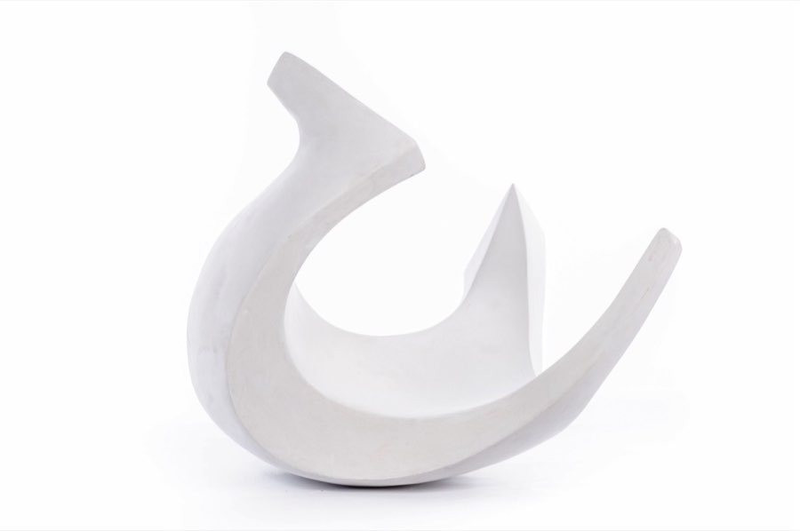 Scultura astratta bianca con aperture geometriche