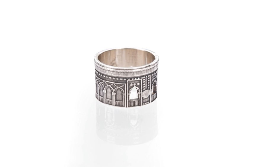 Anello argentato con decorazione architettonica