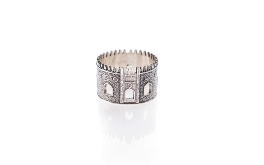 Anello argentato con bordo dentellato e incisioni