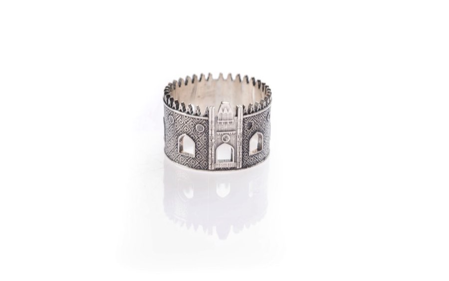 Anello argentato inciso fotografato frontalmente