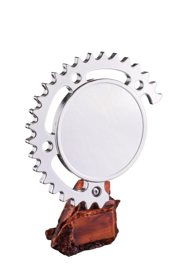 Trofeo argentato con corona dentata su base in legno