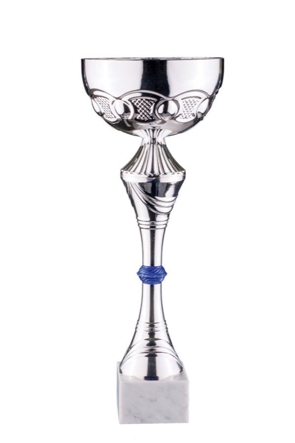Coppa trofeo argentata con dettaglio blu su base marmorea